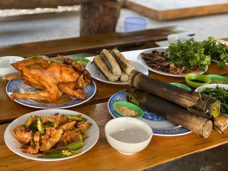 Ăn trưa ở Đà Lạt với thực đơn gà nướng và cơm lam 