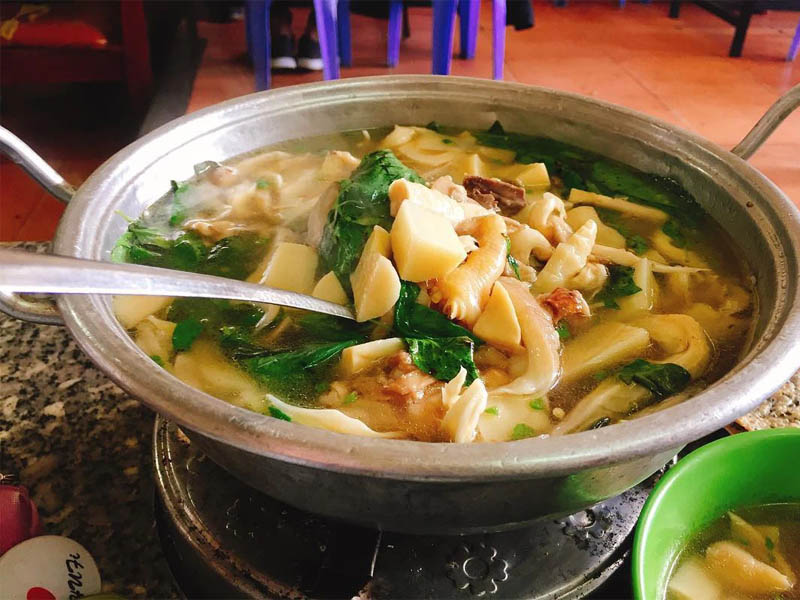 Lẩu gà lá é Tao Ngộ là quán ăn được nhiều du khách đánh giá cao về hương vị đặc trưng, thơm ngon mà không bị hòa lẫn