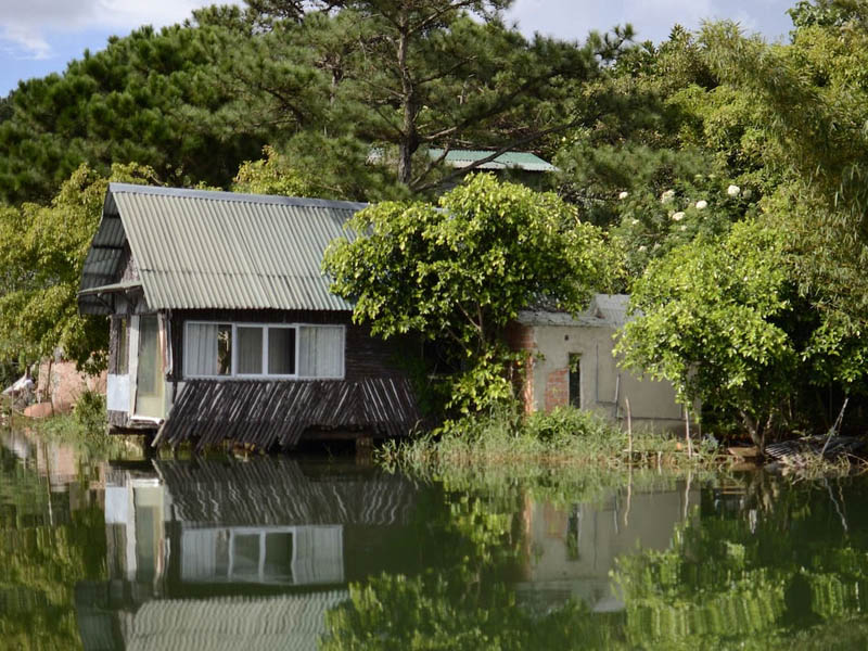 The Lake House còn được biết đến với cái tên đầy chất thơ khác đó là Ngôi nhà bên hồ