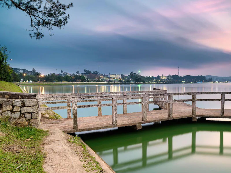 Từ khách sạn, bạn có thể thuận tiện trong việc dạo quanh khu vực Hồ Xuân Hương